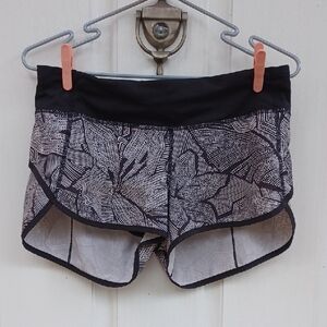 LULULEMON Black and White Patterned Women's Shorts SZ 4